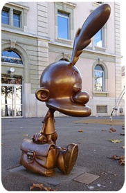 Titeuf dans le préau de son école à Carouge, sculpture de Catherine Mauron, 2019.